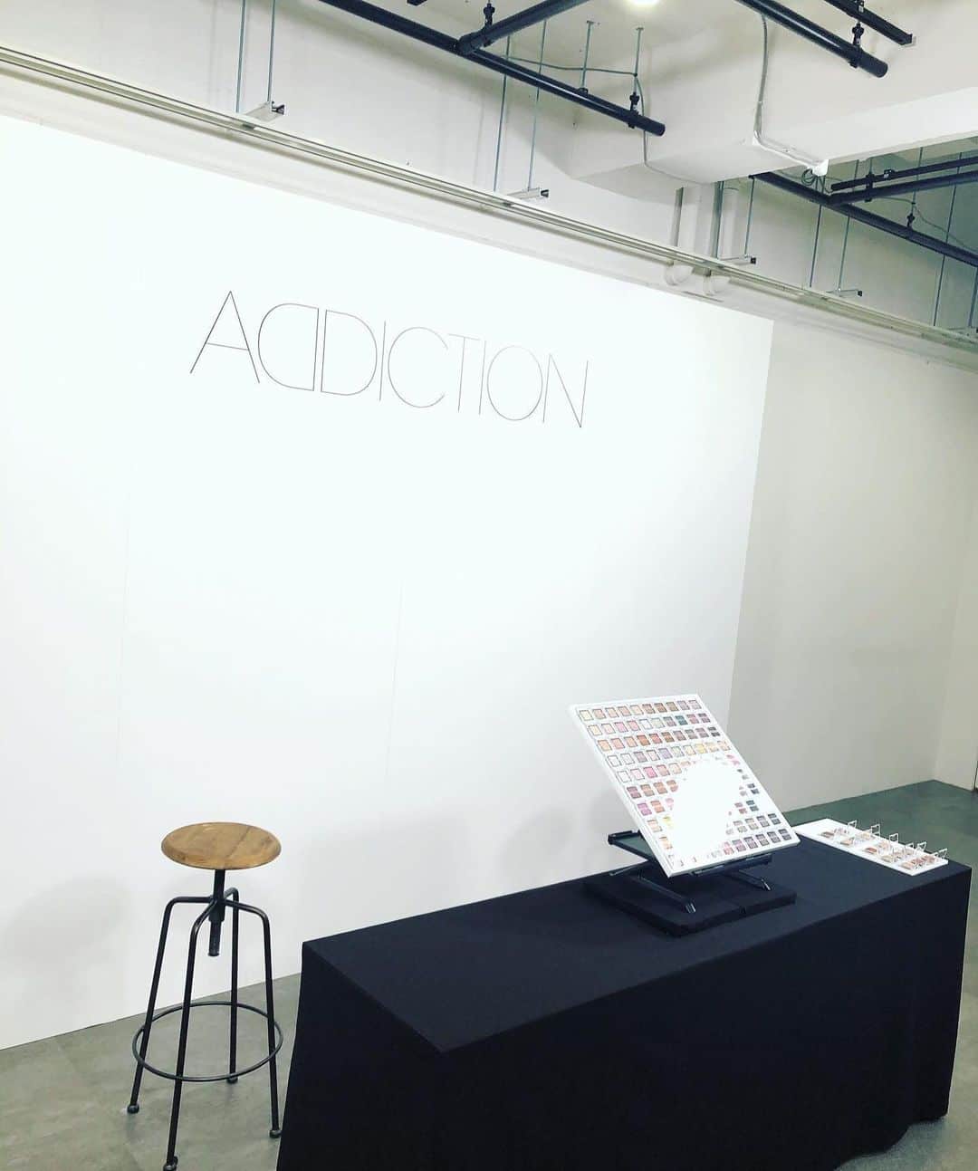 坂倉アコさんのインスタグラム写真 - (坂倉アコInstagram)「Thank you Addiction Tokyo  @addictionbeauty_official❤️﻿ ﻿ So happy to host their online new eyeshadow launch event with my girl / Addiction Tokyo Brand Director Aki @lipsticksandchocolates💄✨ ﻿ Awwww, we made it happen....it was our goal to collaborate one day and we did it!!! ﻿ ﻿ ﻿ 先日のAddiction Fall 2020 Collection ﻿ 製品発表会のお仕事🎤✨﻿ YouTubeでの生配信 遂に情報解禁〜😆 コロナ後・初のオンラインでのMCのお仕事、しかも友人がブランドデイレクターを務める大好きなブランド、アディクション❤️ ﻿ ﻿ 今回は5つの質感にこだわったザ・アイシャドウの発表会ということでしたが、﻿ このアイシャドウ、重ねてつけて楽しめる、テクスチャー、ツヤ感、立体感で顔に奥行きが出る優れもの🤩﻿ ﻿ しかも99色もあるから、色々な色を重ねて試したい〜！ ﻿ ﻿ 昨日のメイクもアディクションの艶やかなレッドの口紅💄、アイシャドウもツヤ感のある新色ブラウンとゴールドを重ねて頂きました☺️ ﻿ ﻿ Finally, 一緒にお仕事出来て嬉しかった〜 & thank you for having me and so proud of you @lipsticksandchocolates💞💞 ﻿ ﻿ ﻿ #addictiontokyo #addiction #makeup #kose #launchevent #online #host #work #fun #tokyo #withmygirl #❤️ #💄#司会」7月2日 23時50分 - akosakakura