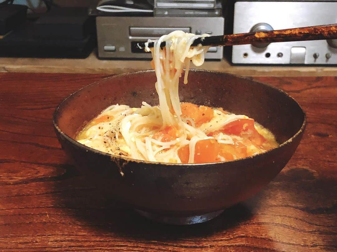 土井コマキのインスタグラム：「23:30に帰宅しても、あったかい素麺が食べたくて、土井先生の本に載ってていつか作りたかったやつ作った。速いし美味しい。うおー。さすが土井先生。これならTAPの後でも作れる。 #土井善晴  #真砂喜之助製麺所」