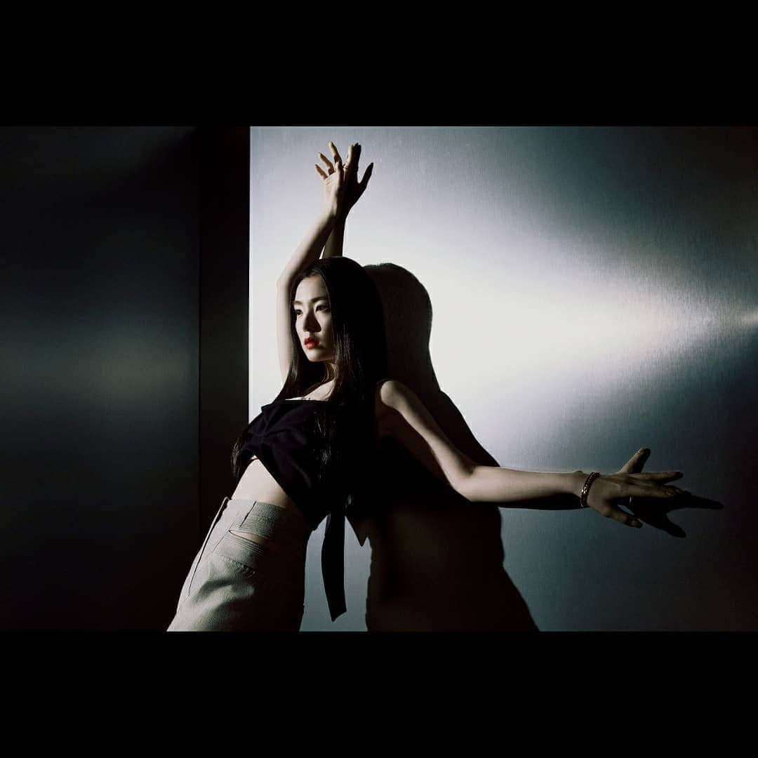 Red Velvetさんのインスタグラム写真 - (Red VelvetInstagram)「Red Velvet - IRENE & SEULGI 레드벨벳-아이린&슬기  The 1st Mini Album [‘Monster’] - 🎧 2020.07.06. 6PM (KST) 👉 redvelvet-ireneseulgi.smtown.com - #RedVelvet_IRENE_SEULGI #레드벨벳_아이린_슬기 #IRENE #아이린 @renebaebae #SEULGI #슬기 @hi_sseulgi #RedVelvet #레드벨벳 #Monster」7月3日 0時02分 - redvelvet.smtown