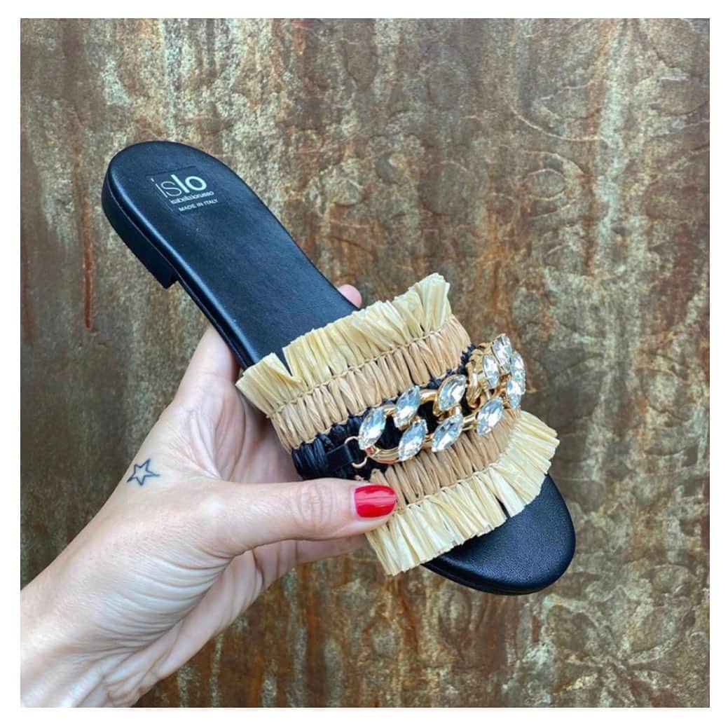 のインスタグラム：「#islo #isloshoes #isloisabellalorusso #shoes #sandals #leather #rafia #details #detailsmakethedifference #gioiello #ciabattinagioiello #solocosebelle #moodoftheday #shopping #rivenditore #shop #monyshoes #madeinitaly #gel #staytuned」