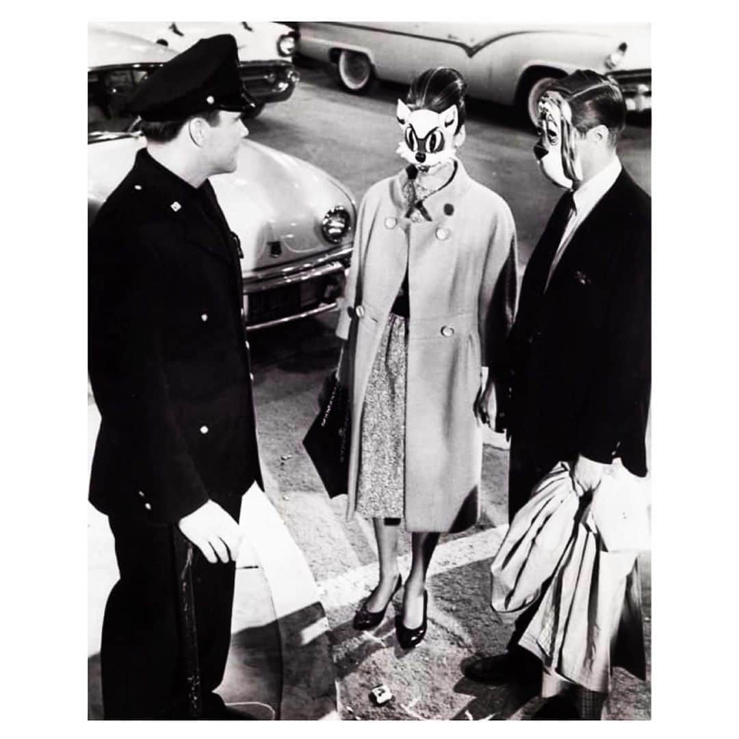 ジーン・トリプルホーンのインスタグラム：「#wearadamnmask⁣ ⁣ ⁣ #breakfastattiffanys⁣ #audreyhepburn⁣ #georgepeppard」
