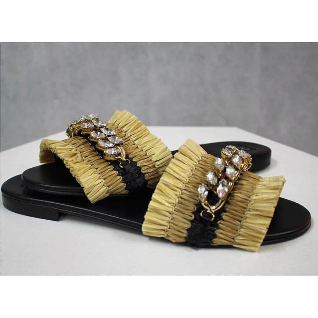 のインスタグラム：「#islo #isloshoes #isloisabellalorusso #shoes #sandals #leather #rafia #details #detailsmakethedifference #ciabattinagioiello #solocosebelle #moodoftheday #shopping #rivenditore #shop #infinitoc #monza #caratebrianza #madeinitaly #gel #staytuned」