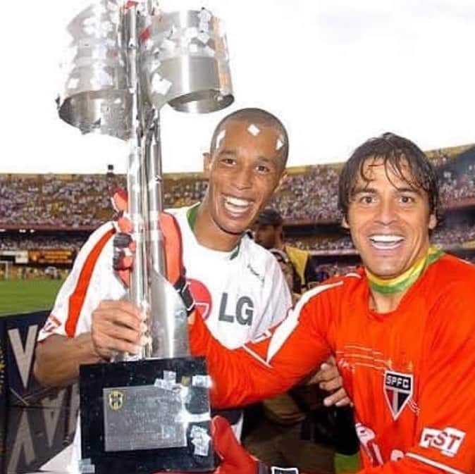 ミランダのインスタグラム：「#tbt com meu amigo @boscochaves  na conquista de mais um campeonato brasileiro」