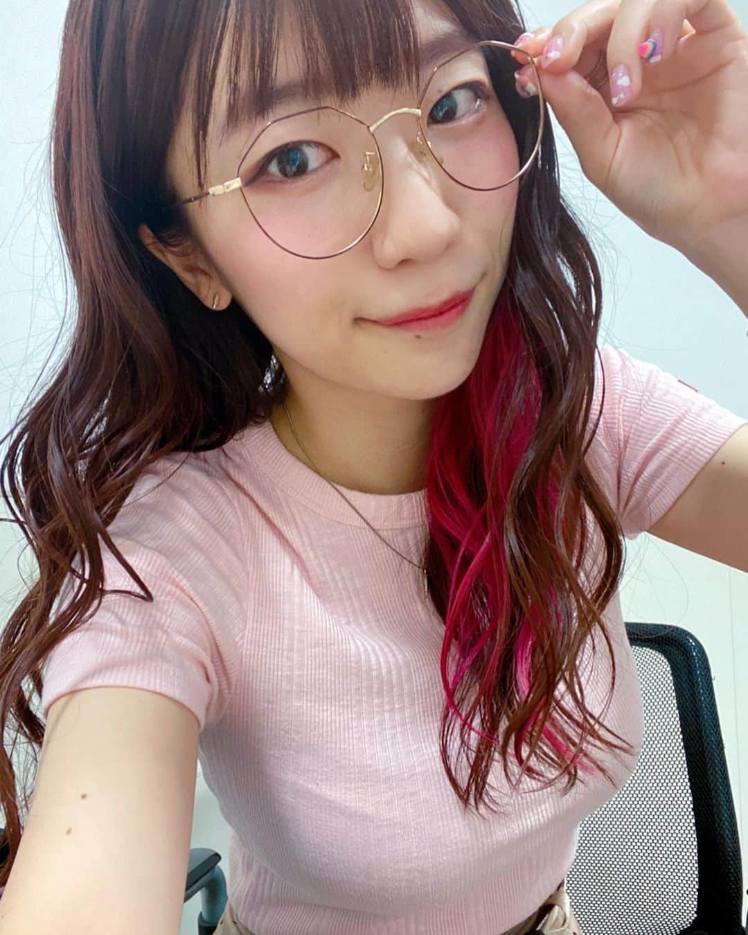 ぱいぱいでか美のインスタグラム：「ヘアメンテ行ってきたぞお！夏！ ꙳ #hairsalon #spica #haircolor #innercolor #pink ꙳ 昨日行ってきました✂︎ いつもは色抜けた分またトーン落としてメンテって感じだけど 夏だし抜けてる色に合わせて明るめに！ インナーはいつも通りバッチバチのピンク入れてもらいました✌︎ あと前髪をちょっとずつ減らしてる& 流したいときもあるので こういう構造だよっていう動画載せました☻ DMで聞いてくれた人がいたので！ もしわかりづらかったらまた質問くれたら。 DMの返信できないけど こういう感じで答えられるときもあるので 気軽に聞いてくれ〜 あと前髪いつもよりちょっとだけ短めに切りました☻ 担当は中田さんです❤︎ 2枚目は絶妙な半目です❤︎」