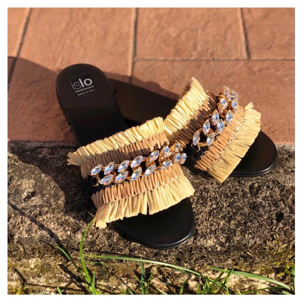 のインスタグラム：「#islo #isloshoes #isloisabellalorusso #shoes #sandals #leather #rafia #details #detailsmakethedifference #gioiello #ciabattinagioiello #solocosebelle #moodoftheday #shopping #shoponline #madeinitaly #gel #staytuned」