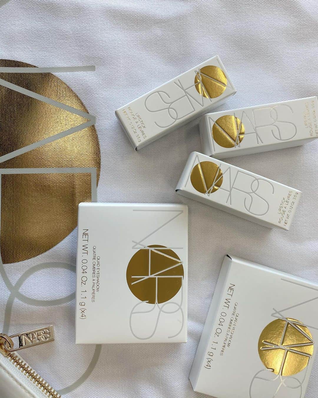 JUNNAのインスタグラム：「@narsissist  7月8日発売の日本限定コレクション  "NARS ZEN COLLECTION" ひと足早くお試しさせていただきました😊  NARS初めての日本限定アイテム。  NARSと言えば黒のマットなパッケージがアイコンですが、今回は初めての白パッケージ （内側のミラーにはゴールドの装飾✨）  NARSがホワイト…それだけで特別感たっぷり🤍  それぞれ"TOKYO" "KYOTO"と名付けられた アイシャドウパレットは開けた瞬間目が🤍な配色  これは可愛すぎる✋✋✋  日本人の為にセレクトされた特別なカラーは すっと肌色に馴染んで、洗練された雰囲気 繊細なくすみカラーもくすまずに 優しく色づいて品のある目元に...👁✨  軽いつけ心地のリップも絶妙なソフトカラーで、 こちらも唇に乗せた瞬間すっと馴染みます💄  余りに可愛くて素敵なので このアイテムを使ったメイクは改めてUPしたいと思います。  あ〜かわいい。  #narscosmetics #ゼンコレクション #zencollection #narspartner」
