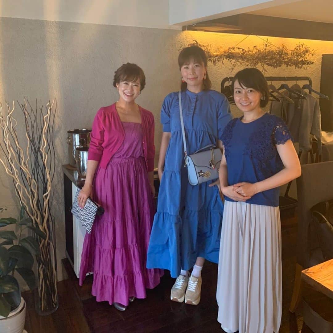 あだち理絵子さんのインスタグラム写真 - (あだち理絵子Instagram)「先日  ひっさしぶりに ひなちゃんと、えみちゃんに会えました。  2人とも #陽の人 #ポジティブシンキング  やし #笑顔がまぶしい  大阪で美味しいとこ連れていってー とオーダーされ  #i4hara  さんに。  #ドレスコード を前日に #紫陽花  に決めたら ばっちり #紫陽花ムスメ３人組😆  さすがやねっ。  ここの味はほんと好きで いろんな人を連れてってますが  初めて、  3800円のコースに。  まずはスパークリングワインで乾杯。    ひなちゃんは葡萄ジュース🍇  まずは サーモンの中にアボカドやら、お野菜 ふわっと感じる甘みがたまらなくて 後から聞いたら ワインビネガーとオリーブオイル、れんげ蜂蜜の ドレッシングなんだとか。  次に桃のビシソワーズと 白子の生ハム巻きあげ  はー、冷たいスープの縁に載せちゃいますかっ  白子があつあつふわトロで、ハムの塩味が最高っ。  次に 甘鯛と蛤、アスパラのお料理  きたねー  わざと端によせちゃうテク  あれ？センターになんか載せ忘れてない？ ってヤツ（笑）  きらいじゃない。 （ペコパイメージして）  にしてもハマグリ でっか！  これが、すっごいなんかのエキスを吸って濃厚な旨味を含んでて 口に入れたらびっくりした‼️  ひなちゃんは、 貝殻の中見て、アレ 中身ないかと思った。 って言ったけどなっ😂 さすがのボケ女神🥰😆  お肉料理は 八白豚のローストと ヤングコーン、プレシャスホワイトコーン  これも塩加減が絶妙で 繊細な味なんよー。  #くどくない創作フレンチ  ほんとに味は好きっ。  あー、この店で働いて、 超人気店にしたいわー。  #あだち食べログ  4.2 #谷町グルメ#谷町ランチ #コスパ最強 #あだちオススメシ #サービスはさておいてね #嫌な気持ちにならないよ #完璧求めないでね  とにかく  #いっぱい笑った #笑神様 #藤井日菜子 ちゃん #岩崎恵美 ちゃんは #女性実業家  #ドリッコきもの   #パワー女子大好き」7月3日 0時13分 - adachi.rieko