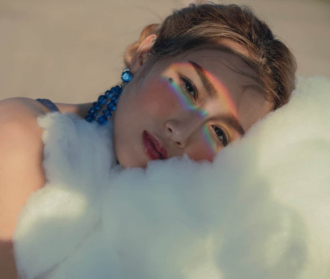 安柏兒のインスタグラム：「你的愛就像彩虹～雨後的天空🌈   排版完畢。  #你看我今天又發文了吧 😏 #趕快去上一篇抽獎  #7月7日開獎並寄出」