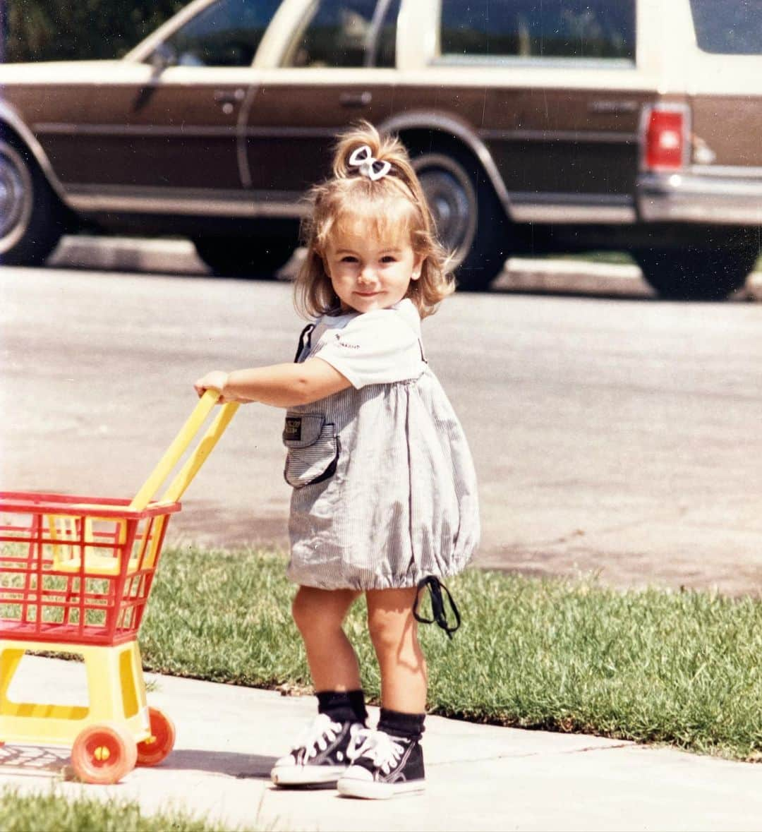 カミーラ・ベルさんのインスタグラム写真 - (カミーラ・ベルInstagram)「Heading out for a quick grocery run! Any requests ? #tbt #littlehooligan」7月3日 0時23分 - camillabelle