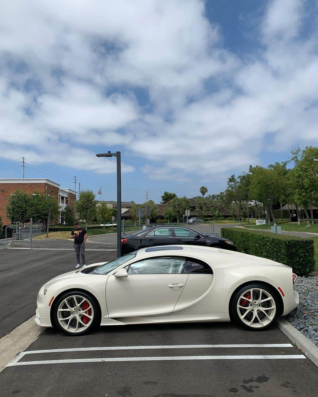 CarsWithoutLimitsさんのインスタグラム写真 - (CarsWithoutLimitsInstagram)「Hermes #Chiron  Owner @mannykhoshbin  Photos @spencerberke  #carswithoutlimits #bugatti」7月3日 0時33分 - carswithoutlimits