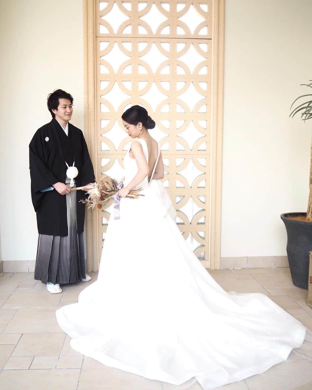 アールベルアンジェNagoyaさんのインスタグラム写真 - (アールベルアンジェNagoyaInstagram)「オシャレコーディネート。 日本人ならではの紋付姿と 上質なサテンを使った大人ドレス でのコーディネートが素敵でした。  photographer… YUI #アールベルアンジェ名古屋#一軒家#貸切#オリジナル#ブライダルフェア #名古屋結婚式  #nagoya#original#ファーストミート#ウエディング#挙式 #wedding#サプライズ#プレ花嫁 #全国のプレ花嫁さんと繋がりたい #日本中のプレ花嫁さんと繋がりたい#Dressy花嫁  #weddingphoto#結婚式準備#新郎新婦#marry #ウエディングニュース#ゼクシィ花嫁 #タキシード#和装#チャペル#前撮り#おしゃれ #紋付#紋付袴」7月3日 0時47分 - art_bell_ange_nagoya