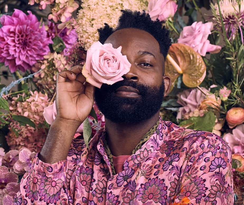 Grace Bonneyのインスタグラム：「I downloaded Quibi this week so I could watch Maurice Harris of @bloomandplume ‘s incredible show, Centerpiece 💐. It’s one part creative interview and one part wildly inventive floral installation (inspired by the interview)- and I cannot get enough. Maurice’s interview with @msmelina was one of my favorites- and the installation he did for @princesstagramslam took my breath away. If you have Quibi, please go watch and enjoy all of this creative floral joy ✨. You can follow Maurice’s work at @bloomandplume 🌸 and if you are in need of a moment of joy and sheer creative genius, his feed will provide more than you can imagine. 🌹🌼🌺🌷💐」