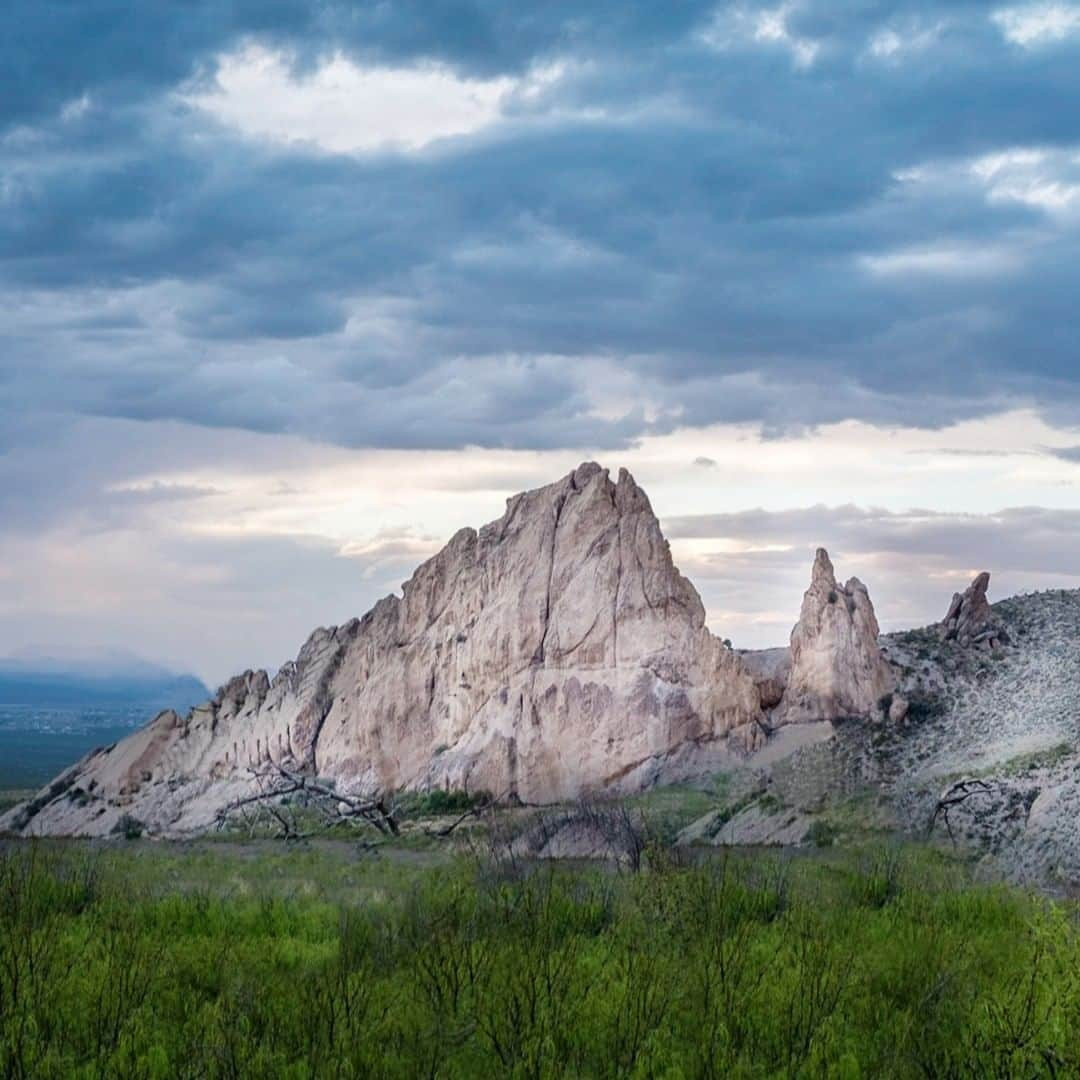 アメリカ内務省さんのインスタグラム写真 - (アメリカ内務省Instagram)「With picturesque rocky peaks, narrow canyons and open woodlands, the Dripping Springs Natural Area is one of the most beautiful places to photograph in #NewMexico. The Organ #Mountains overlooking the area are named for their steep spires that resemble the pipes of an organ. They rise over 9,000 feet in elevation and provide a haven for hikers and adventure seekers. With over four miles of easy hiking trails, there are excellent opportunities to view wildlife and walk along the low elevation pinyon-juniper and oak woodlands. You can't beat the magnificent mountain views. Photo courtesy of Ryan Fitzsimons (@fitzsimonsphotography). #USInterior #recreateresponsibly」7月3日 0時51分 - usinterior