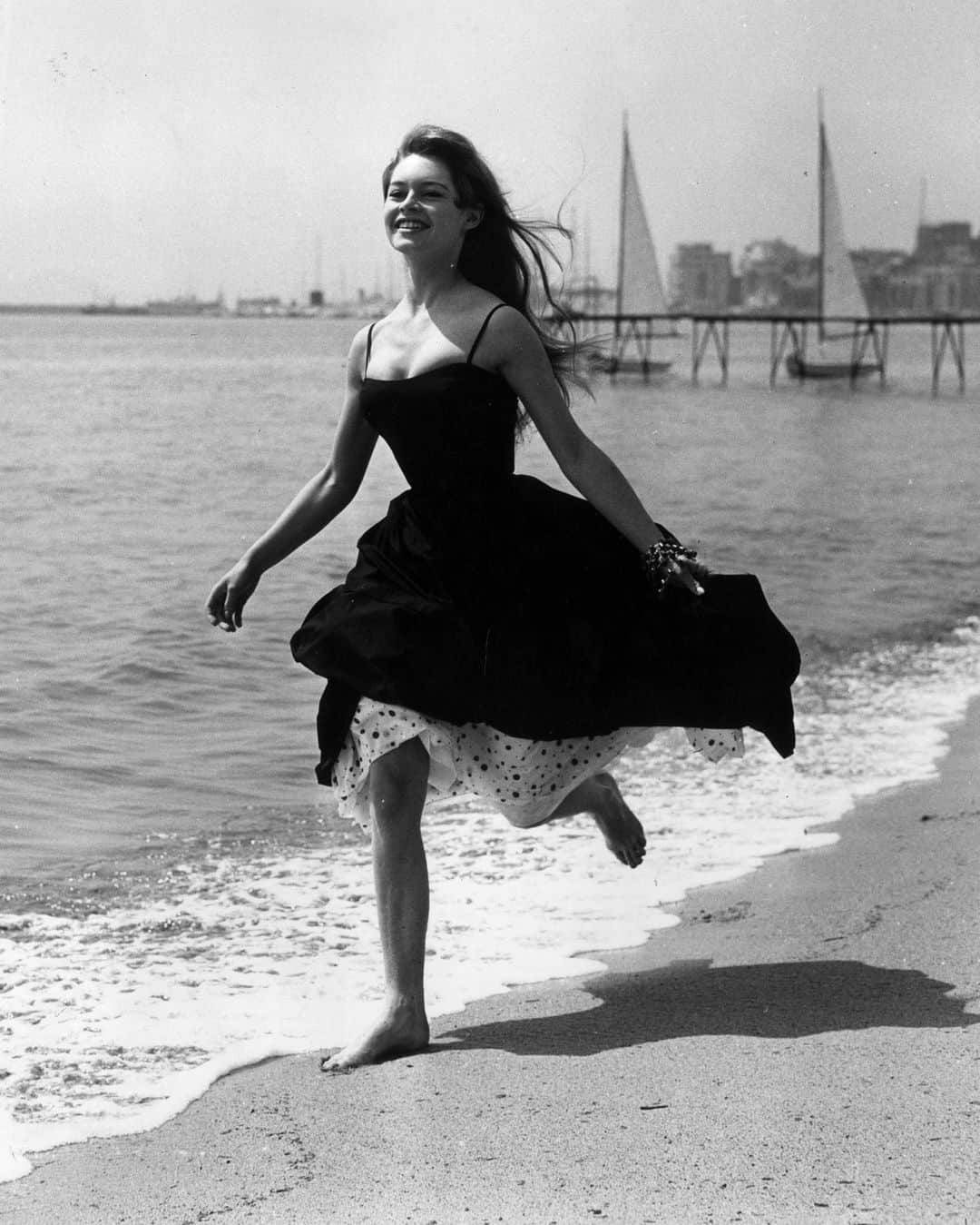 Vogue Italiaさんのインスタグラム写真 - (Vogue ItaliaInstagram)「Are you looking for the perfect items to pack for your holidays? 🌊 At the link in bio you will find eight iconic photographs of Brigitte Bardot shot in Cannes at the beach: see all of them to get some inspirations.」7月3日 0時53分 - vogueitalia