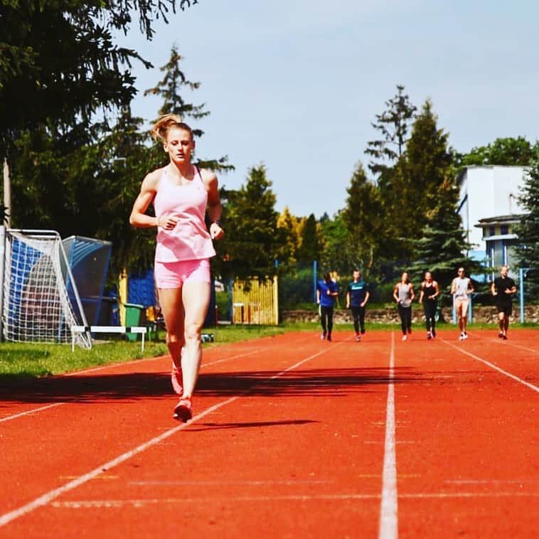 Patrycja WYCISZKIEWICZさんのインスタグラム写真 - (Patrycja WYCISZKIEWICZInstagram)「Warm-up before workout!  Rozgrzewka przed bieganiem! #workout #training #myjob #run #running #pink #loveit #camp #400 #nb #nbteam #biegamwnb #orlen #orlenteam  📸 @ntaliape」7月3日 0時57分 - patrycjawyciszkiewicz