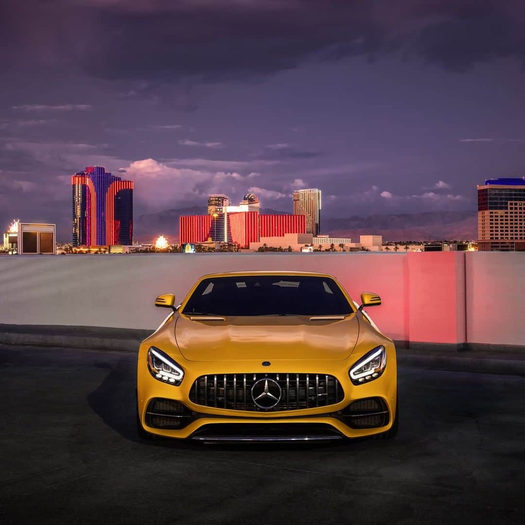 Mercedes AMGさんのインスタグラム写真 - (Mercedes AMGInstagram)「[Kraftstoffverbrauch kombiniert: 12,5–12,4 l/100 km  CO₂-Emissionen kombiniert: 284 g/km  amg4.me/efficiency-statement  Mercedes-AMG GT C Roadster]  A contrast of colors and a pop of yellow to brighten the night.   📷 @theautofocus for #MBphotopass via @mercedesbenzusa  #DrivingPerformance #MercedesAMG #GTC」7月3日 1時00分 - mercedesamg