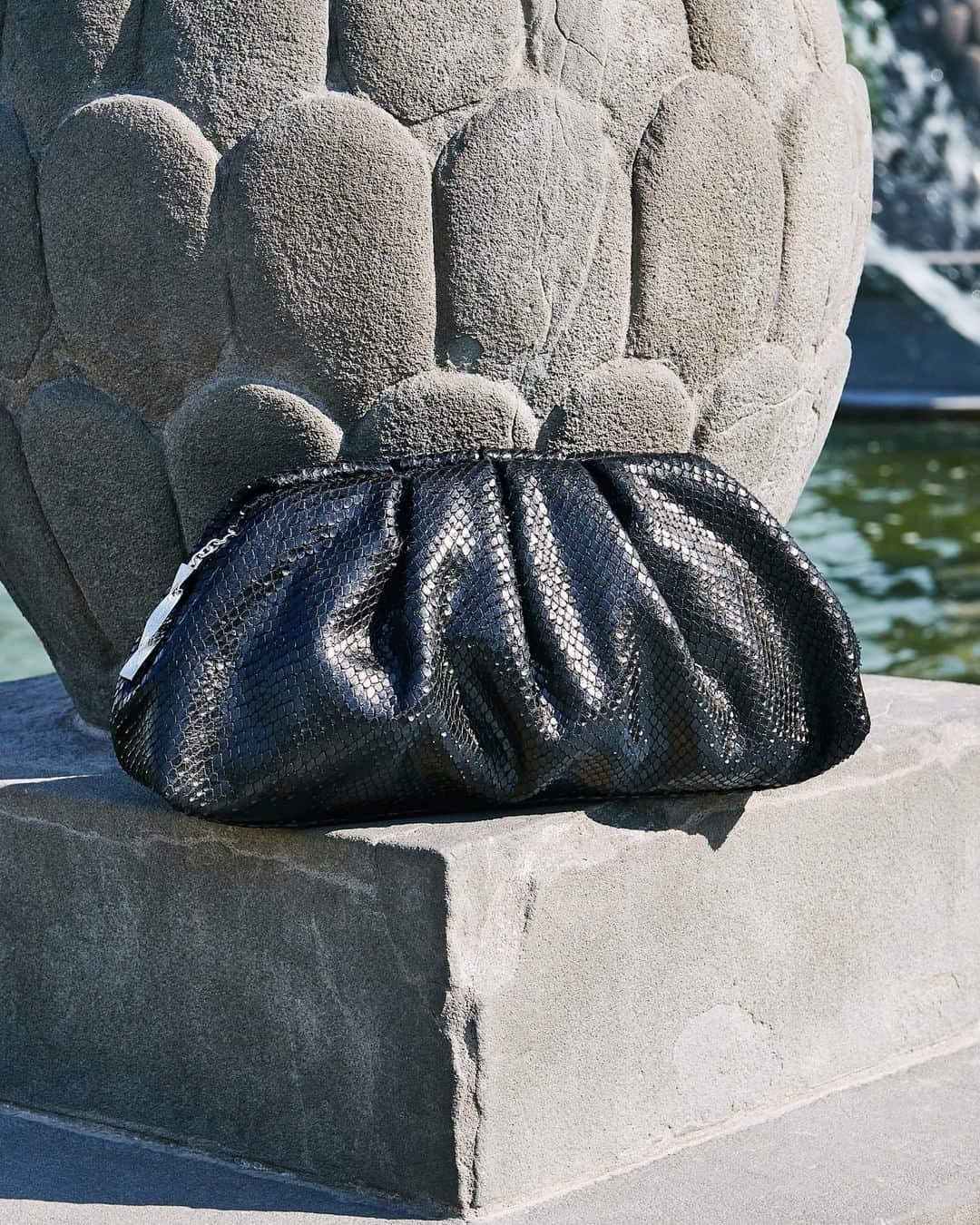 Giuseppe Zanotti Designさんのインスタグラム写真 - (Giuseppe Zanotti DesignInstagram)「Perfectly perched and ready to be handled. We call her the TOMATO. You’ll call her your favorite new clutch. #GiuseppeZanotti #GZFW20」7月3日 1時00分 - giuseppezanotti