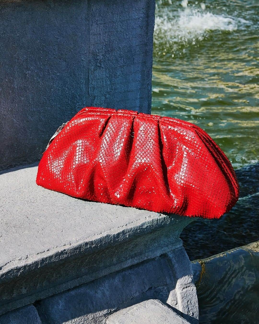 Giuseppe Zanotti Designさんのインスタグラム写真 - (Giuseppe Zanotti DesignInstagram)「Perfectly perched and ready to be handled. We call her the TOMATO. You’ll call her your favorite new clutch. #GiuseppeZanotti #GZFW20」7月3日 1時00分 - giuseppezanotti