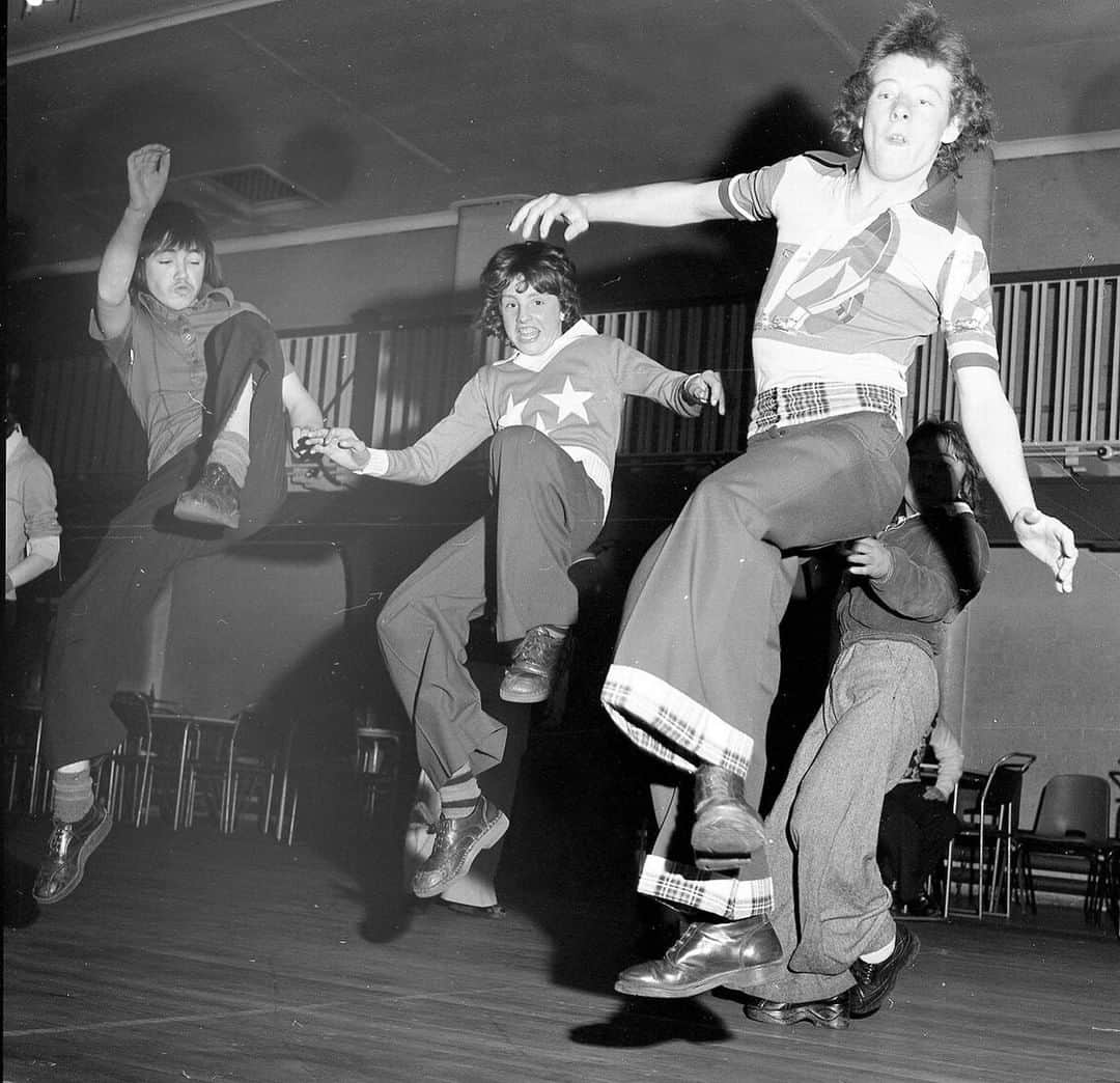 アンダーグラウンドのインスタグラム：「Northern Soul, a music and dance movement emerged in clubs in Liverpool & Manchester in the late 60s from the British mod scene. The genre is associated to a combination of stomping beats and soulful vocals, with notable examples such as Tony Clarke's 'Landslide' and R. Dean Taylor's 'There's a Ghost in My House'. ⁠ ⁠ We will be looking into the brief history of Northern Soul on our blog soon, stay tuned.⁠ ⁠ #northernsoul #britishmusic #britishsubculture #undergroundengland」