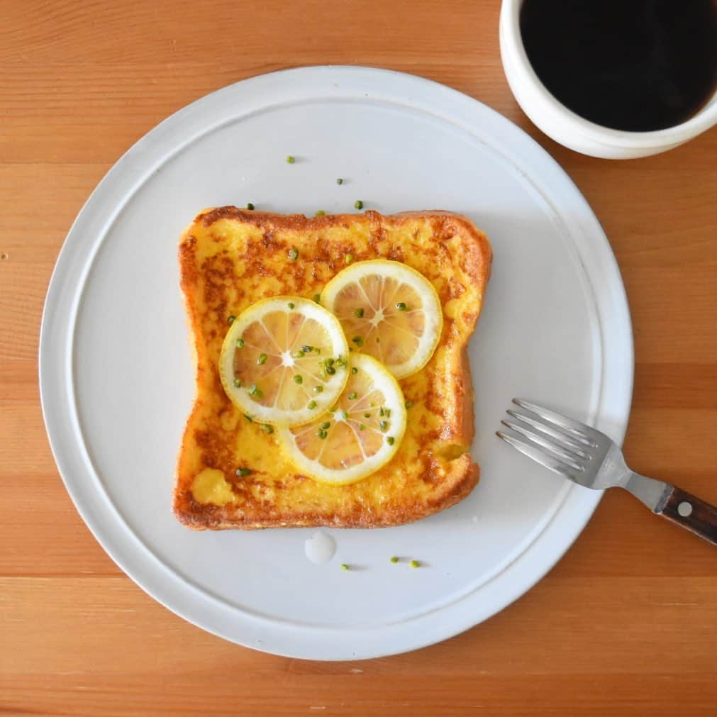 山崎佳のインスタグラム：「Today’s breakfast. 朝、子どもたちを保育園に送って帰ったら、夜勤から帰ってきた夫がフレンチトースト焼いてました。(私の分は子どもが一口かじったパンで…) そこにレモンのはちみつ漬けのはちみつ？シロップ？をじゅわっとしみ込ませて。  「優しいだんなさん〜」って思う人もいるかもだけど、違うんですよ。使った道具、食器、そのまま。今必要ない料理をして家事をやった気になっている夫と、仕事前の家事を増やされて「💢」となっている私というのがこの朝ごはんの現実😑。 しかもこれ最近しばしば起こっていたので、さすがに今朝は洗い物しながら「料理は片付けるまでが料理！できないなら作らないで！私の仕事を増やすな！」と怒りました。その間に掃除機でもかけといてくれた方がよっぽど助かるのよ。。」