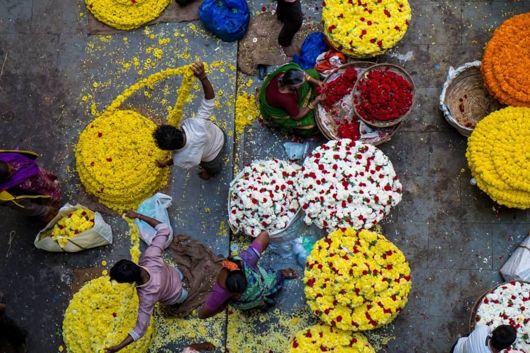 National Geographic Travelさんのインスタグラム写真 - (National Geographic TravelInstagram)「Photo by @francescolastrucci  Vendors sell flowers for ceremonies and decorations at a market in Bangalore, India. In the chaos and overwhelming amount of details of the flower market, I was struggling to find a good angle to isolate the subject. I climbed the stairs of the multistory building and photographed down the hall to capture the texture I was trying to highlight. Bangalore is nicknamed “the garden city of India” thanks to its climate, which encourages the growth of large trees around the entire city.  Follow me at @francescolastrucci for more places, daily life, and stories around the world. #india #bangalore #dailylife」7月3日 1時06分 - natgeotravel