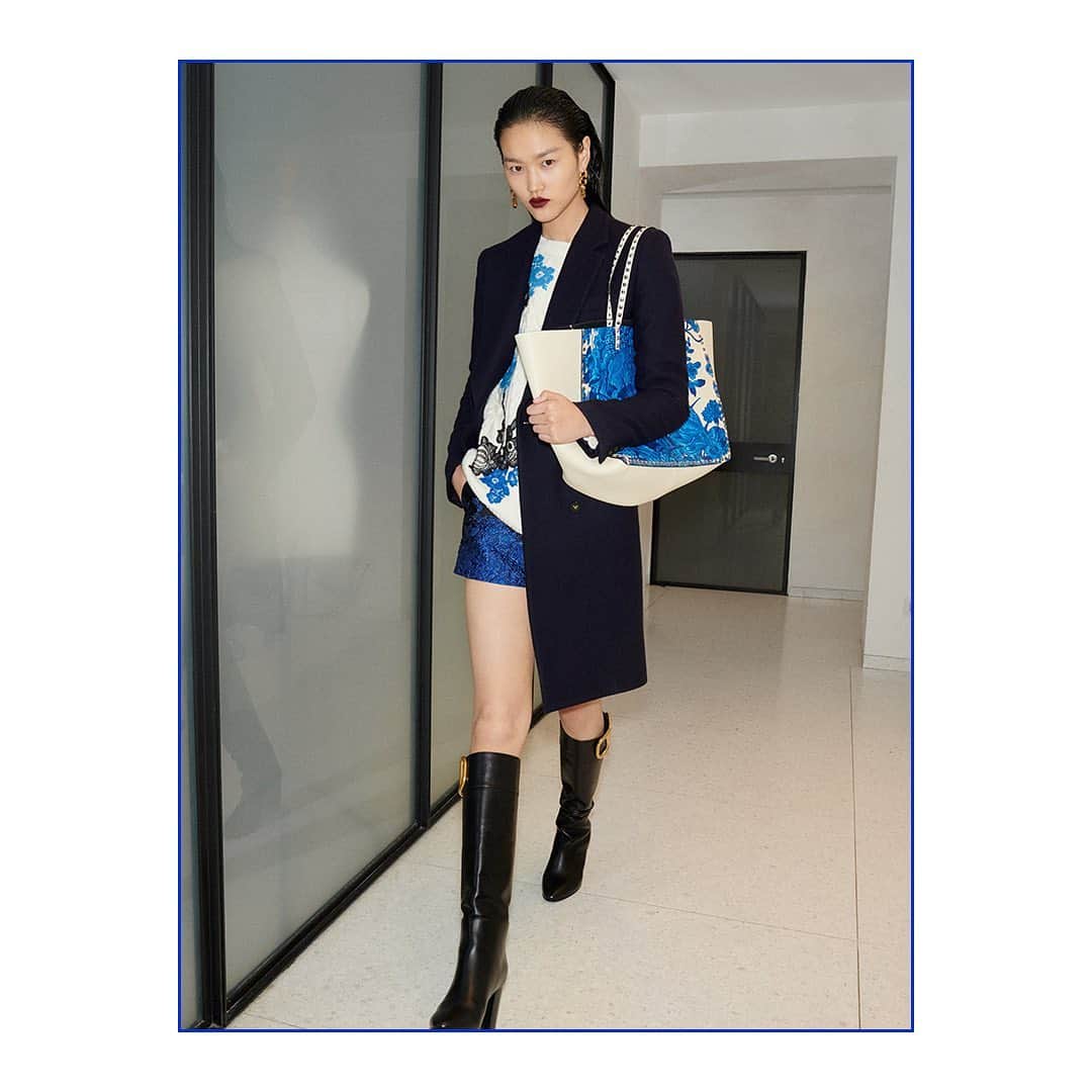 Valentinoさんのインスタグラム写真 - (ValentinoInstagram)「Inspired by the archive, applied to modern clothing and accessories. A Valentino Garavani Rockstud shopper featuring print, embroidery and beaded detailing is shot alongside printed ready-to-wear pieces for #ValentinoBluegrace, the new selection of items from #ValentinoFW20.」7月3日 1時11分 - maisonvalentino