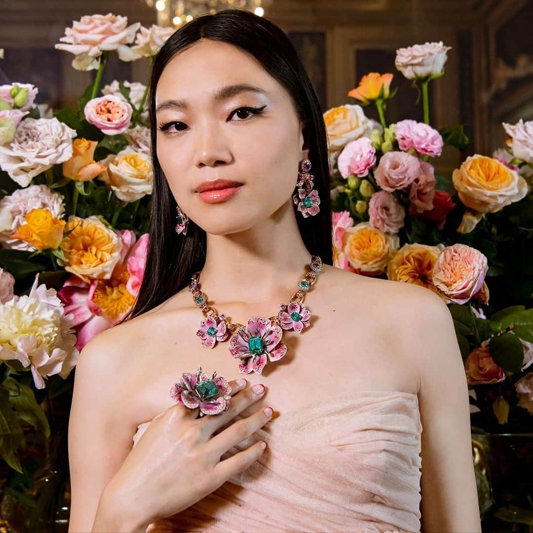 ドルチェ&ガッバーナさんのインスタグラム写真 - (ドルチェ&ガッバーナInstagram)「Inspired by pink flowers, the Alta Gioielleria creations include a matching necklace, ring and earrings in yellow and white gold with “Lagoon” tourmalines, pink sapphires and diamonds.    #DGAltaGioielleria #DGFattoAMano #MadeInItaly #DolceGabbana」7月3日 1時11分 - dolcegabbana