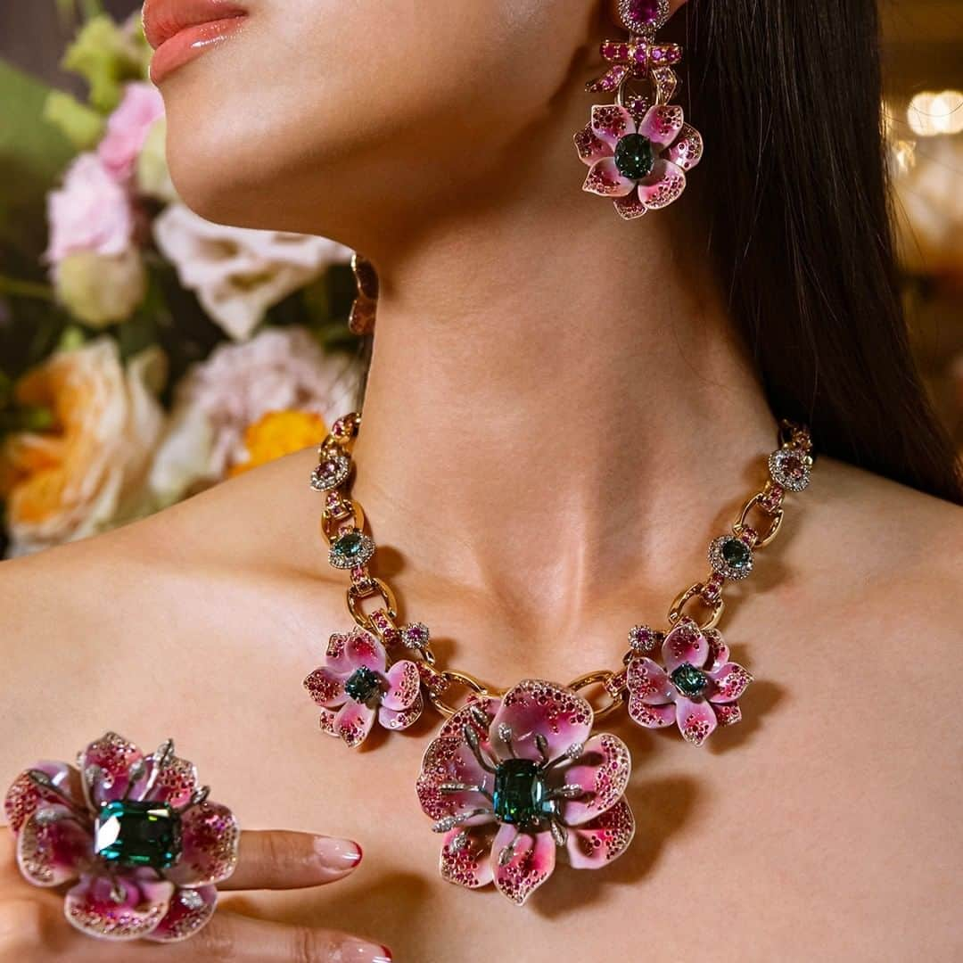 ドルチェ&ガッバーナさんのインスタグラム写真 - (ドルチェ&ガッバーナInstagram)「Inspired by pink flowers, the Alta Gioielleria creations include a matching necklace, ring and earrings in yellow and white gold with “Lagoon” tourmalines, pink sapphires and diamonds.    #DGAltaGioielleria #DGFattoAMano #MadeInItaly #DolceGabbana」7月3日 1時11分 - dolcegabbana