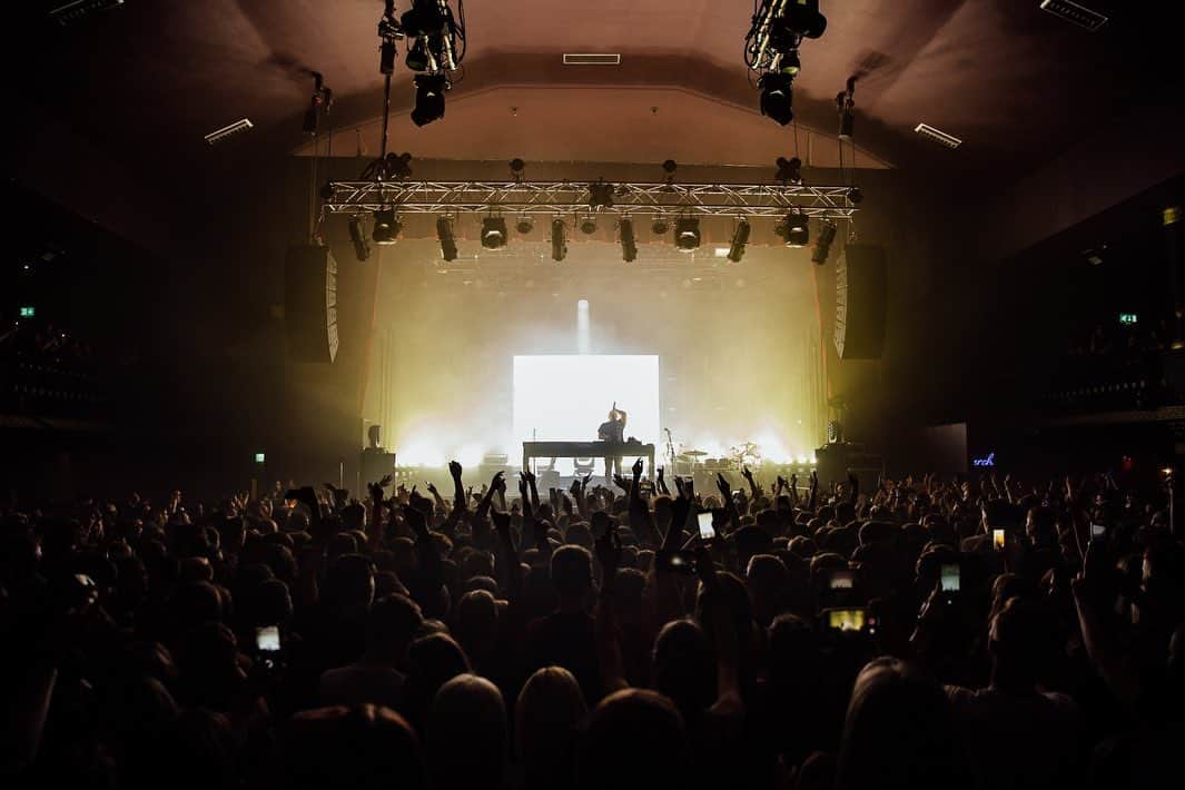 ジョナス・ブルーさんのインスタグラム写真 - (ジョナス・ブルーInstagram)「This was an amazing moment captured during my last show in Manchester earlier this year... it feels so long ago now. For so many of us in this industry, playing live is what we live for and how we see our music connect. None of this would happen without the thousands of people working in venues around the country, for countless hours, making the live music experience possible for you and me. Let’s share our memories and experiences and let them know how much it means to us all #LetTheMusicPlay 💙」7月3日 1時36分 - jonasblue