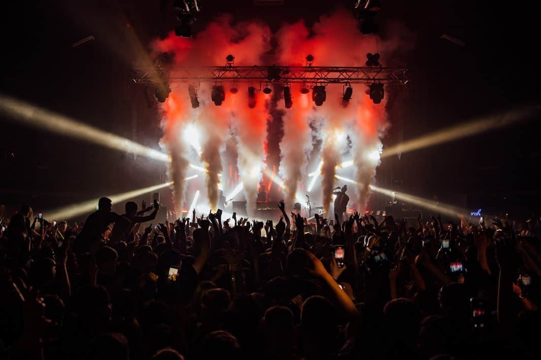 ジョナス・ブルーさんのインスタグラム写真 - (ジョナス・ブルーInstagram)「This was an amazing moment captured during my last show in Manchester earlier this year... it feels so long ago now. For so many of us in this industry, playing live is what we live for and how we see our music connect. None of this would happen without the thousands of people working in venues around the country, for countless hours, making the live music experience possible for you and me. Let’s share our memories and experiences and let them know how much it means to us all #LetTheMusicPlay 💙」7月3日 1時36分 - jonasblue