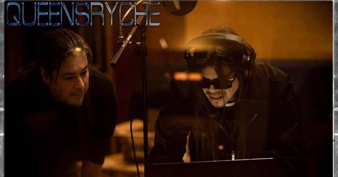 Queensrycheさんのインスタグラム写真 - (QueensrycheInstagram)「#tbt🔙📸 - Eddie and Todd at London Bridge Studio in December of 2012 🤘 (photo credit Iron Mike Savoia) #queensryche #throwbackthursday #londonbridgestudio #eddiejackson #edbass #onetake #coolbreeze #toddlatorre #tlt #thevoice #leadvocalist #talentedmusicians #vocals #songwriters #bamfers #bestfriends #friendship #brothers #memories #inthestudio #writingandrecording」7月3日 1時42分 - queensrycheofficial