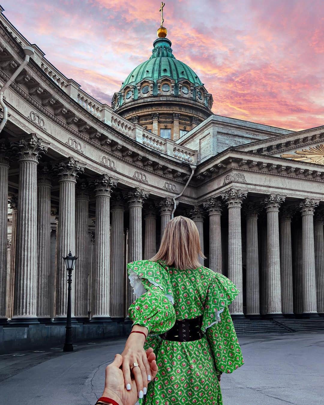 Murad Osmannのインスタグラム：「#followmeto Kazan Cathedral in Saint Petersburg. It was inspired by the cathedrals of Rome and Florence. The famous Russian warlord Kutuzov, who fought against Napoleon during the french invasion into the Russian Empire, is buried there!!  Shot with #HONOR9A which has a long life battery to ensure I can capture the beauty of St Petersburg all day long!  #poweryourlife @honorglobal   🇷🇺 Следуйзамной к Казанскому Собору в Санкт-Петербурге - храму воинской славы. Павел I хотел, чтобы новое здание напоминало римский собор Святого Петра.  Знаменитый русский полководец, генерал-фельдмаршал, светлейший князь Смоленский Михаил Илларионович Голенищев-Кутузов тут похоронен」