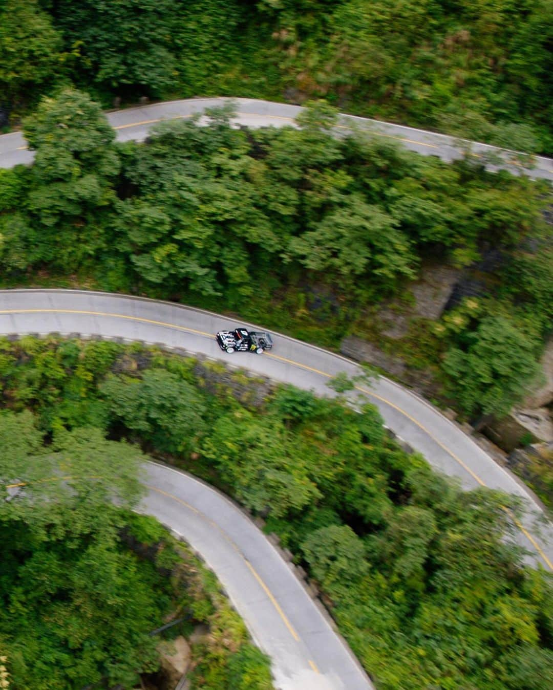 ケン・ブロックさんのインスタグラム写真 - (ケン・ブロックInstagram)「99 turns in 6.8 miles with almost 4,000 feet of elevation gain makes for a very epic ribbon-like road. Climbkhana TWO was meant to show what it takes to drive up this mountain at speed in my 914hp Ford F-150 Hoonitruck, and The Climbkhana Files mini-documentary shows you what it takes to film that action on one of the worlds most dangerous (yet beautiful) roads. All three episodes are live on my YouTube channel now - link is in my bio. #rallyracersdream #TheClimbkhanaFiles #ClimbkhanaTWO #FordF150 #Hoonitruck」7月3日 7時14分 - kblock43