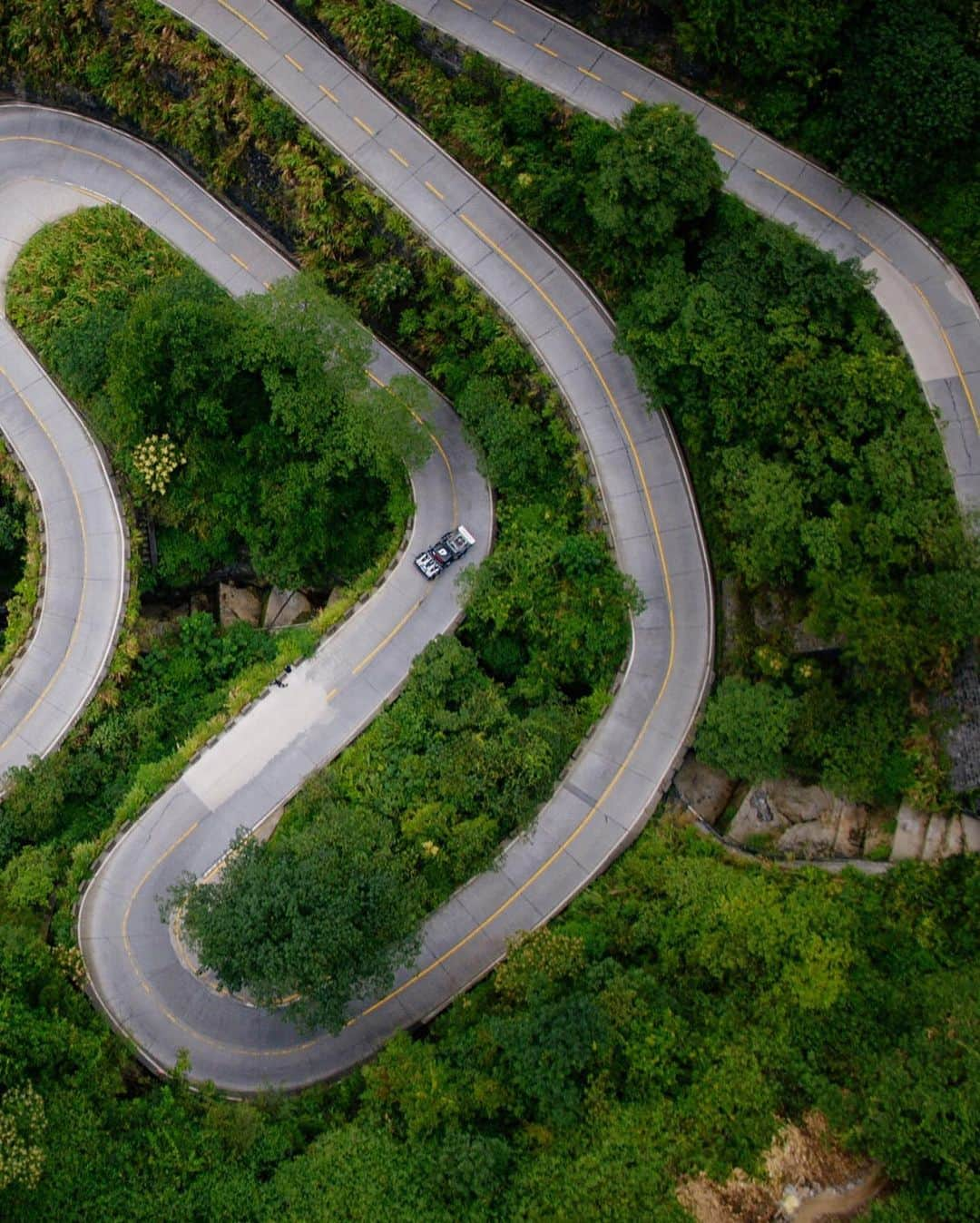 ケン・ブロックさんのインスタグラム写真 - (ケン・ブロックInstagram)「99 turns in 6.8 miles with almost 4,000 feet of elevation gain makes for a very epic ribbon-like road. Climbkhana TWO was meant to show what it takes to drive up this mountain at speed in my 914hp Ford F-150 Hoonitruck, and The Climbkhana Files mini-documentary shows you what it takes to film that action on one of the worlds most dangerous (yet beautiful) roads. All three episodes are live on my YouTube channel now - link is in my bio. #rallyracersdream #TheClimbkhanaFiles #ClimbkhanaTWO #FordF150 #Hoonitruck」7月3日 7時14分 - kblock43