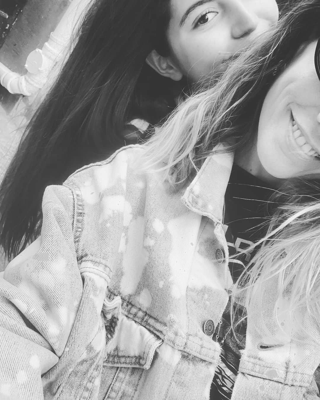 アメリカンレトロのインスタグラム：「🖤Mama’s Girls🤍✨. #sisterhood #mondayoff #love🤍」