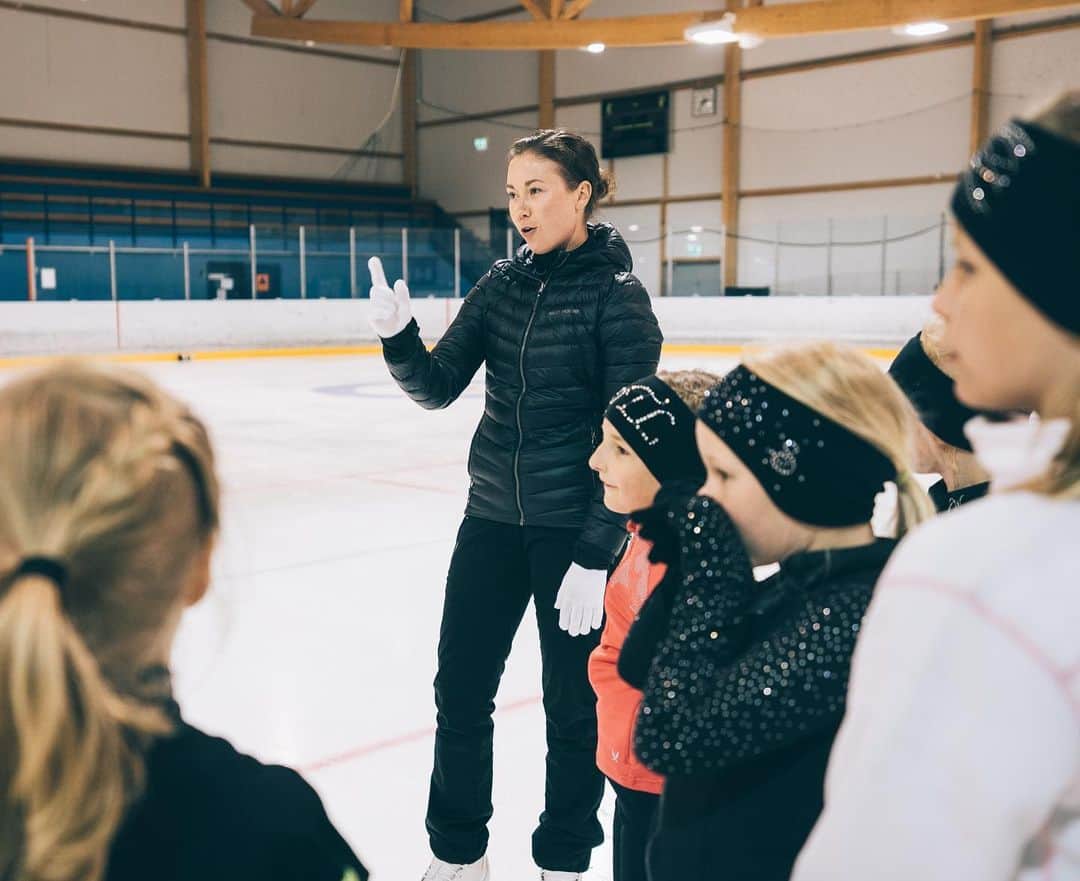 ラウラ・レピストのインスタグラム：「Kiitos leirikesä 2020 että toteuduit vaiherikkaan kevään jälkeen - olipa taas onnistuneet ja ihanat pari viikkoa!🙏🏼💛 Erityisen lämpimän fiiliksen tuottaa leireillä se, kun onnistutaan luomaan sellanen hyvä energia leiriporukan kesken: ❤️Kun näkee miten tavoittelliset luistelijat syttyvät sellaseen tsemppihenkeen joka puskee uusien kolmoishyppyjen onnistumisia. ❤️Tai kun harrastelija uskaltaa kokeilla jotain liikettä ensimmäistä kertaa. ❤️Tai kun pikkuset vetävät sielunsa kyllyydestä disney-klassikko-improja valkkujen fiilistellessä (ihan pikkusen vaan🤪) mukana. ❤️Unohtamatta uusia kavereita, uintitaukoja, iltakikatteluja, rantasaunoja, välillä huolia ja murheita, ja yhdessä touhottamista niin että kotiin täytyy lähteä ihan liian nopeasti. . Leirien yhteydessä sitä aina syventyy analysoimaan omaa valmennusfilosofiaakin enemmän - mikä leireillä on tärkeintä ja mistä koki itse lapsena/nuorena olevan hyötyä tai vastaavasti haittaa. Mitä omia uran oivalluksia pystyy jakamaan nuorille, joiden kanssa itse joskus kipuili. Näistä teemoista riittäisi ajatuksia vaikka ja kuinka, ehkä niistä lisää pohdintaa myöhemmin! Ja 2021 leirikesä on tottakai toteutumassa!🙌🏼 . . Kuvat 1&2: @petrisaarelainen 📸 . . #lauranleirit #taitoluistelu #luisteluleiri #kisakallio #tanhuvaara @kisakallio @tanhuvaara」