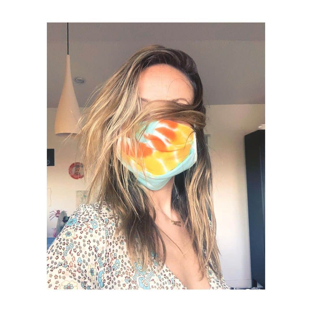 オリヴィア・ワイルドさんのインスタグラム写真 - (オリヴィア・ワイルドInstagram)「Hair makes a terrible mask. But @freeandeasy makes a great one. Jason wears these every day. I like a man in tie-dye. #justwearadamnmask」7月3日 2時05分 - oliviawilde