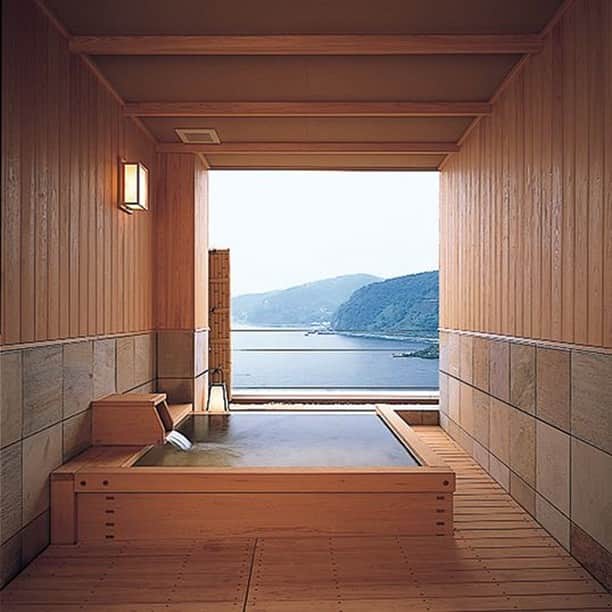 DHC Skincareさんのインスタグラム写真 - (DHC SkincareInstagram)「“Onsen” (温泉) literally translates to “hot spring.” They are the epitome of relaxation and wellness. Japan, being a volcanically active country, is home to thousands (yes, thousands) of these natural treasures to sink and soak into. Their detoxification properties (and beautiful ambiance!) create a physical and mental experience that will transport your mind, body, and soul to an unprecedented level of serenity. Get ready to reset and recharge—we’re sharing everything you need to know about this popular Japanese custom and how to recreate it at home on the blog ☝️⁣ ⁣ #DHCisJBeauty #Onsen #BlogPost #AsianSkincare #SkincareObsessed #SpaDay #Pampering #SpaDayAtHome」7月3日 1時59分 - dhcskincare