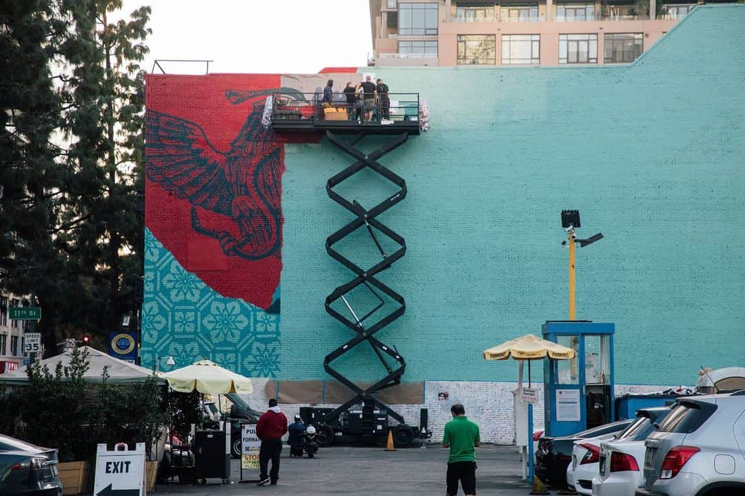 Shepard Faireyさんのインスタグラム写真 - (Shepard FaireyInstagram)「Today, I'm throwing it back to one of my largest murals in LA, which I completed last November, in partnership with @brandedarts, @oti.official and my mural crew. This "Defend Dignity" piece was created to inspire sensitivity toward our fellow human beings and the planet itself. The central image, one of three that I created for the WE THE PEOPLE series, is a portrait of Maribel Valdez Gonzalez, a Texan of Mexican descent who was photographed by @ari.mejorado. I collaborated with Arlene, who works on immigrants' rights, to create this image as a symbol of hope, dignity, and humanity. The bleeding lotus is a symbol of the beauty and fragility of our planet. ⠀⠀⠀⠀⠀⠀⠀⠀⠀⁣⁠⠀ One of the most significant ways we can defend dignity and protect humanity in this country is to make our voices heard and VOTE this upcoming November. I created MAKE AMERICA SMART AGAIN with my wife, @amandafairey in 2016 as a call to action for Americans to be more involved in our democracy. Stay informed and follow us on @dumbisovermasa! As always, thanks for caring.⁠⠀ -Shepard⁠⠀ ⠀⠀⠀⠀⠀⠀⠀⠀⠀⁣⁠⠀ 📷: @jonathanfurlong #throwback #tbt #obey #obeygiant #shepardfairey」7月3日 2時01分 - obeygiant