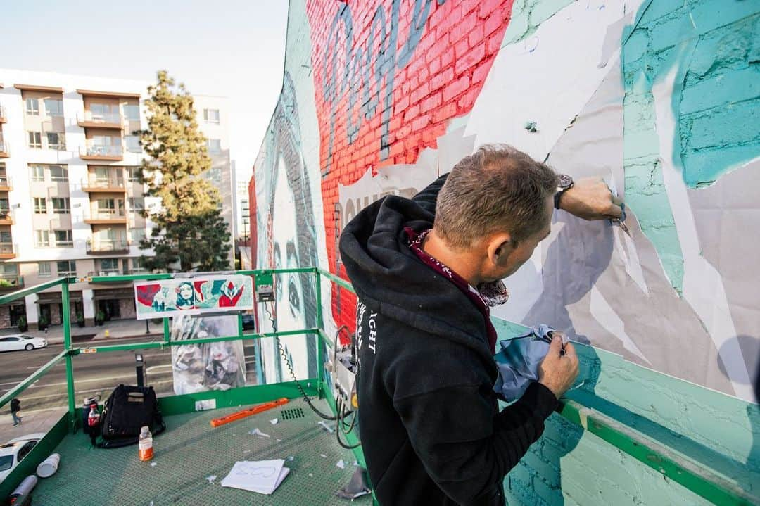 Shepard Faireyさんのインスタグラム写真 - (Shepard FaireyInstagram)「Today, I'm throwing it back to one of my largest murals in LA, which I completed last November, in partnership with @brandedarts, @oti.official and my mural crew. This "Defend Dignity" piece was created to inspire sensitivity toward our fellow human beings and the planet itself. The central image, one of three that I created for the WE THE PEOPLE series, is a portrait of Maribel Valdez Gonzalez, a Texan of Mexican descent who was photographed by @ari.mejorado. I collaborated with Arlene, who works on immigrants' rights, to create this image as a symbol of hope, dignity, and humanity. The bleeding lotus is a symbol of the beauty and fragility of our planet. ⠀⠀⠀⠀⠀⠀⠀⠀⠀⁣⁠⠀ One of the most significant ways we can defend dignity and protect humanity in this country is to make our voices heard and VOTE this upcoming November. I created MAKE AMERICA SMART AGAIN with my wife, @amandafairey in 2016 as a call to action for Americans to be more involved in our democracy. Stay informed and follow us on @dumbisovermasa! As always, thanks for caring.⁠⠀ -Shepard⁠⠀ ⠀⠀⠀⠀⠀⠀⠀⠀⠀⁣⁠⠀ 📷: @jonathanfurlong #throwback #tbt #obey #obeygiant #shepardfairey」7月3日 2時01分 - obeygiant