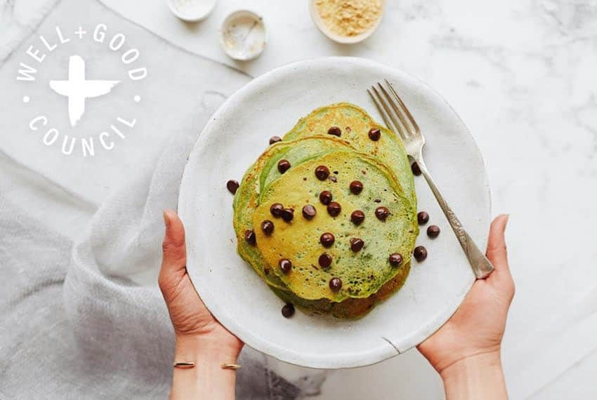 キャンディス・クマイさんのインスタグラム写真 - (キャンディス・クマイInstagram)「matcha 🍵 pancakes 🥞in bed all holiday weekend!? 🙋🏻‍♀️ who’s in!? I write new recipes every friyay for @iamwellandgood click link in bio for more xxx sending everyone from everywhere so much freakin’ love  xx 💋 Candice   Candice Kumai’s matcha pancakes Makes 10 to 12 pancakes  Ingredients 11/2 cups gluten-free baking flour  or all-purpose flour 2 Tbsp Japanese, high-quality @matchalove powder 11/2 tsp aluminum-free baking powder 2 large eggs (optional) 2 Tbsp brown rice syrup, or organic granulated white cane sugar 1 1/4 to 1 1/2 mashed ripe bananas 1 tsp organic vanilla extract 1 cup unsweetened almond milk 3/4 cup dark, high-quality chocolate chips  Toppings Kinako powder (optional) Pure maple syrup (optional)  1. Whisk the flour, matcha, and baking soda together in a large bowl. Set the dry ingredients aside.  2. In a separate medium bowl, whisk together the eggs (if using), brown rice syrup, banana, vanilla, and almond milk. Add the wet ingredients to the dry ingredients and gently whisk to combine. Using a rubber spatula, fold in the chocolate chips; the batter will be thick.  3. Heat a large nonstick skillet over medium heat. Coat the pan or griddle top with nonstick cooking spray. Using 1/4 cup of batter for each pancake and cooking two to three pancakes at a time, pour the batter into the pan or onto the griddle, using a measuring cup or ladle.  4. Cook the pancakes until the outer edges firm up and the bottom is golden-brown, about two minutes. Flip and cook the other side until golden-brown, about two minutes more. Repeat, making pancakes with remaining batter. See my website for more candicekumai.com 🍵💕💫」7月3日 2時03分 - candicekumai