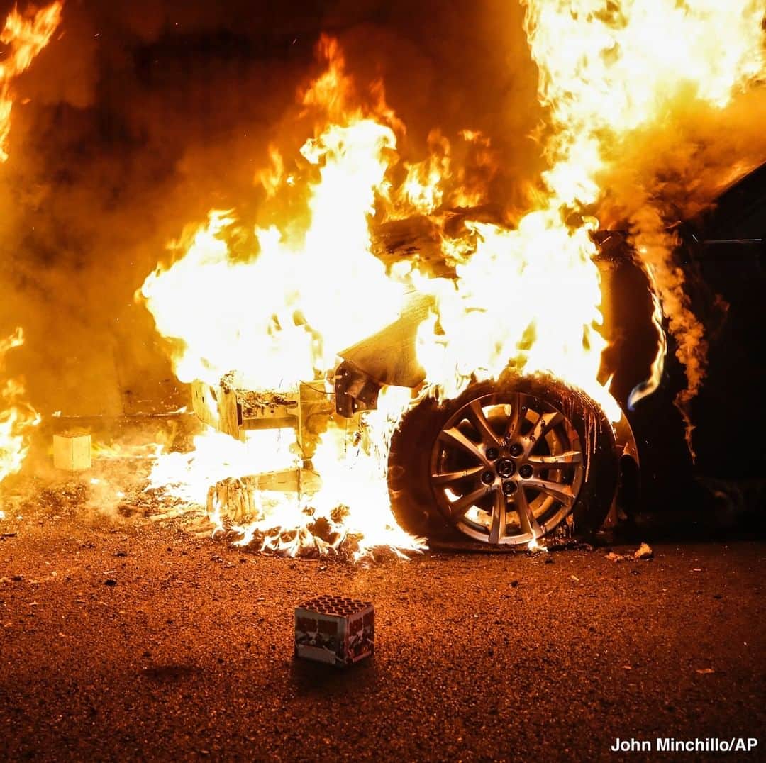 ABC Newsさんのインスタグラム写真 - (ABC NewsInstagram)「A police officer looks at the interior of a car that burned, as a box of spent fireworks rests on the pavement nearby in the Bedstuy neighborhood of Brooklyn. New York City Mayor Bill de Blasio recently announced a task force targeting fireworks sales as complaints have skyrocketed in the city. #brooklyn #Newyork #fireworks #nypd」7月3日 2時03分 - abcnews