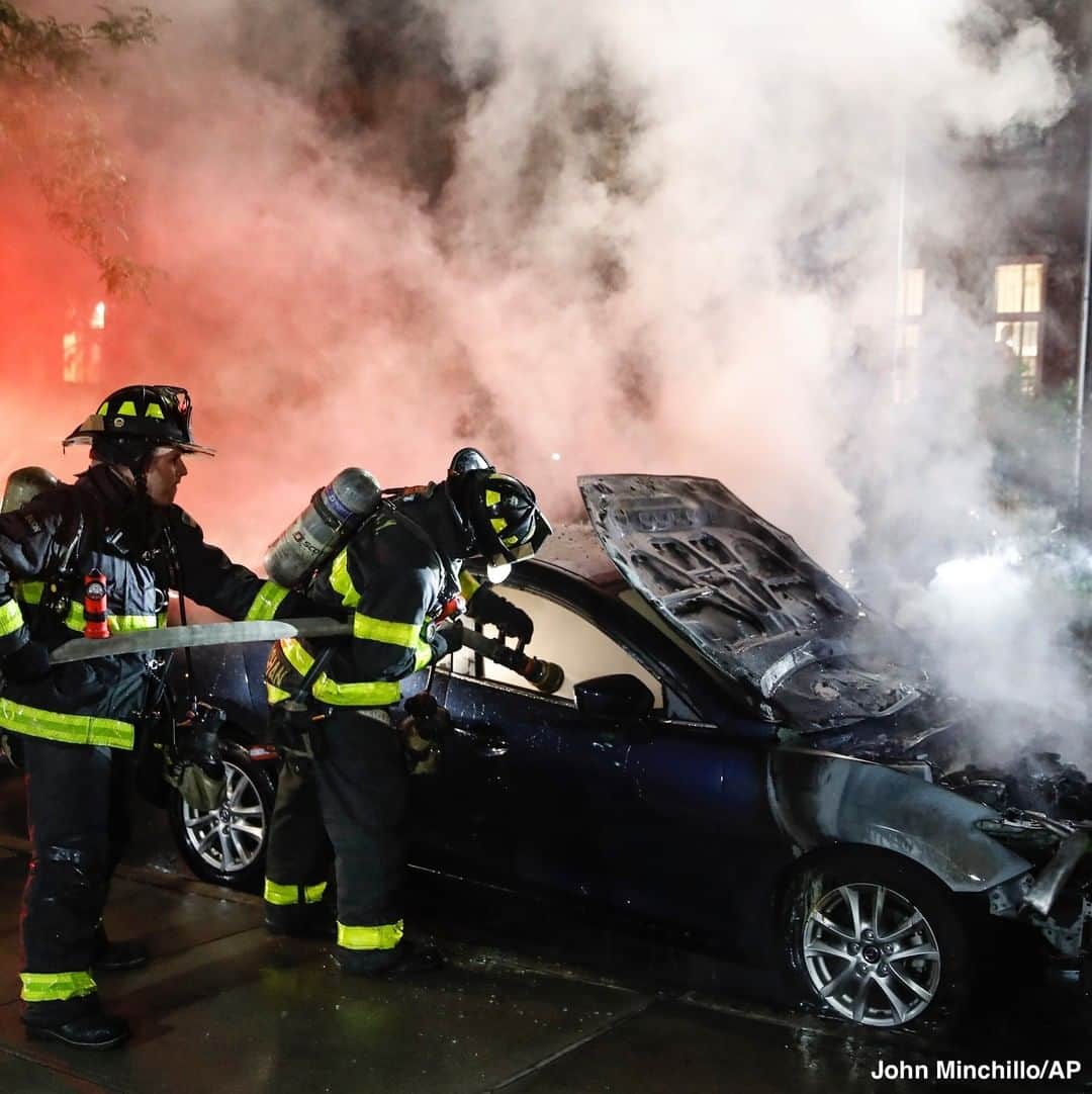 ABC Newsさんのインスタグラム写真 - (ABC NewsInstagram)「A police officer looks at the interior of a car that burned, as a box of spent fireworks rests on the pavement nearby in the Bedstuy neighborhood of Brooklyn. New York City Mayor Bill de Blasio recently announced a task force targeting fireworks sales as complaints have skyrocketed in the city. #brooklyn #Newyork #fireworks #nypd」7月3日 2時03分 - abcnews