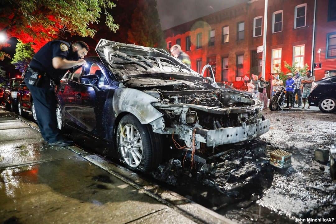 ABC Newsさんのインスタグラム写真 - (ABC NewsInstagram)「A police officer looks at the interior of a car that burned, as a box of spent fireworks rests on the pavement nearby in the Bedstuy neighborhood of Brooklyn. New York City Mayor Bill de Blasio recently announced a task force targeting fireworks sales as complaints have skyrocketed in the city. #brooklyn #Newyork #fireworks #nypd」7月3日 2時03分 - abcnews