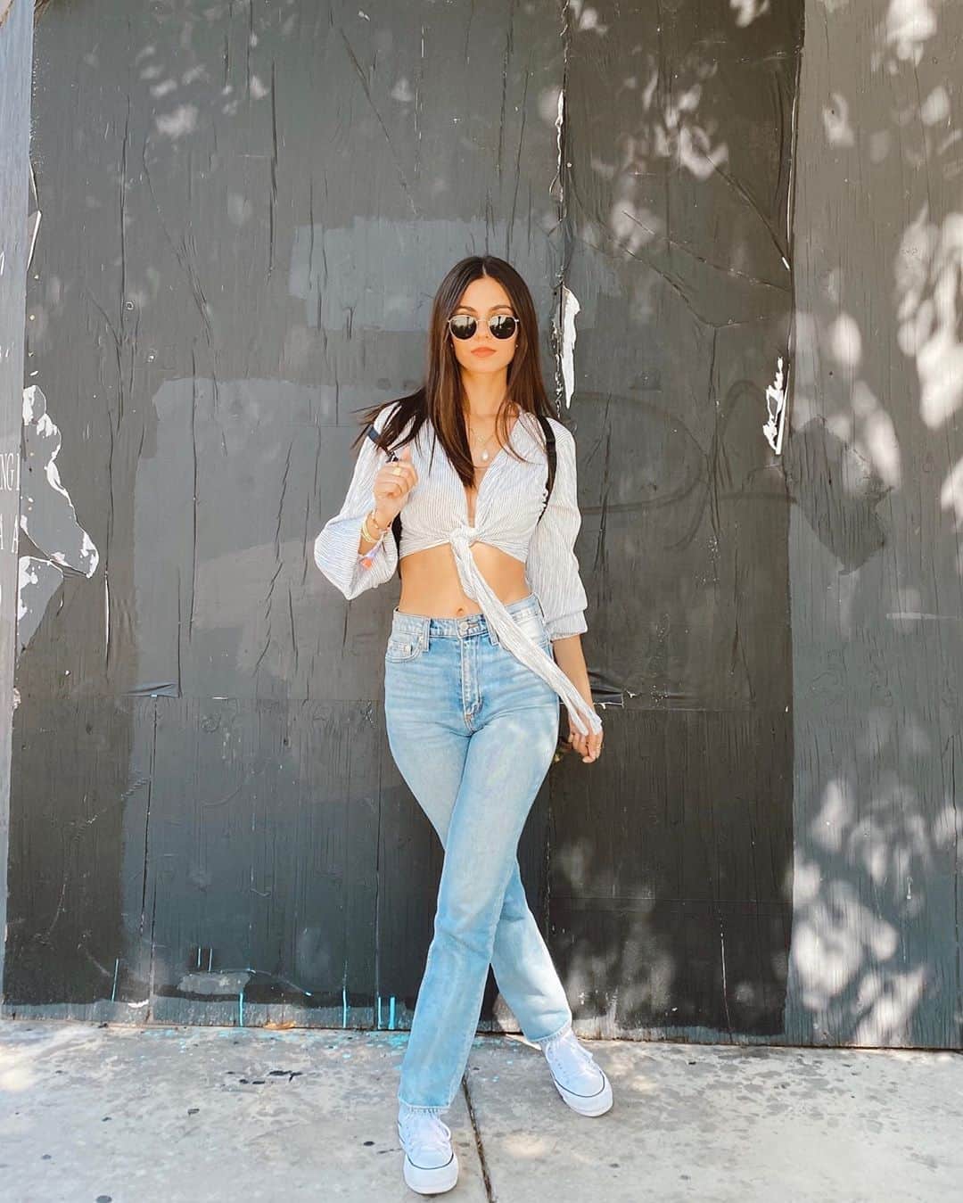 のインスタグラム：「Lovely rare day out w/ my sister (@themadgrace ) yesterday. Took my mask off just for the pics (it makes an appearance in my hand in photo 3 😜). These moments of normalcy are nice & much needed. Love to you all, stay safe 🙏🏼🤍」