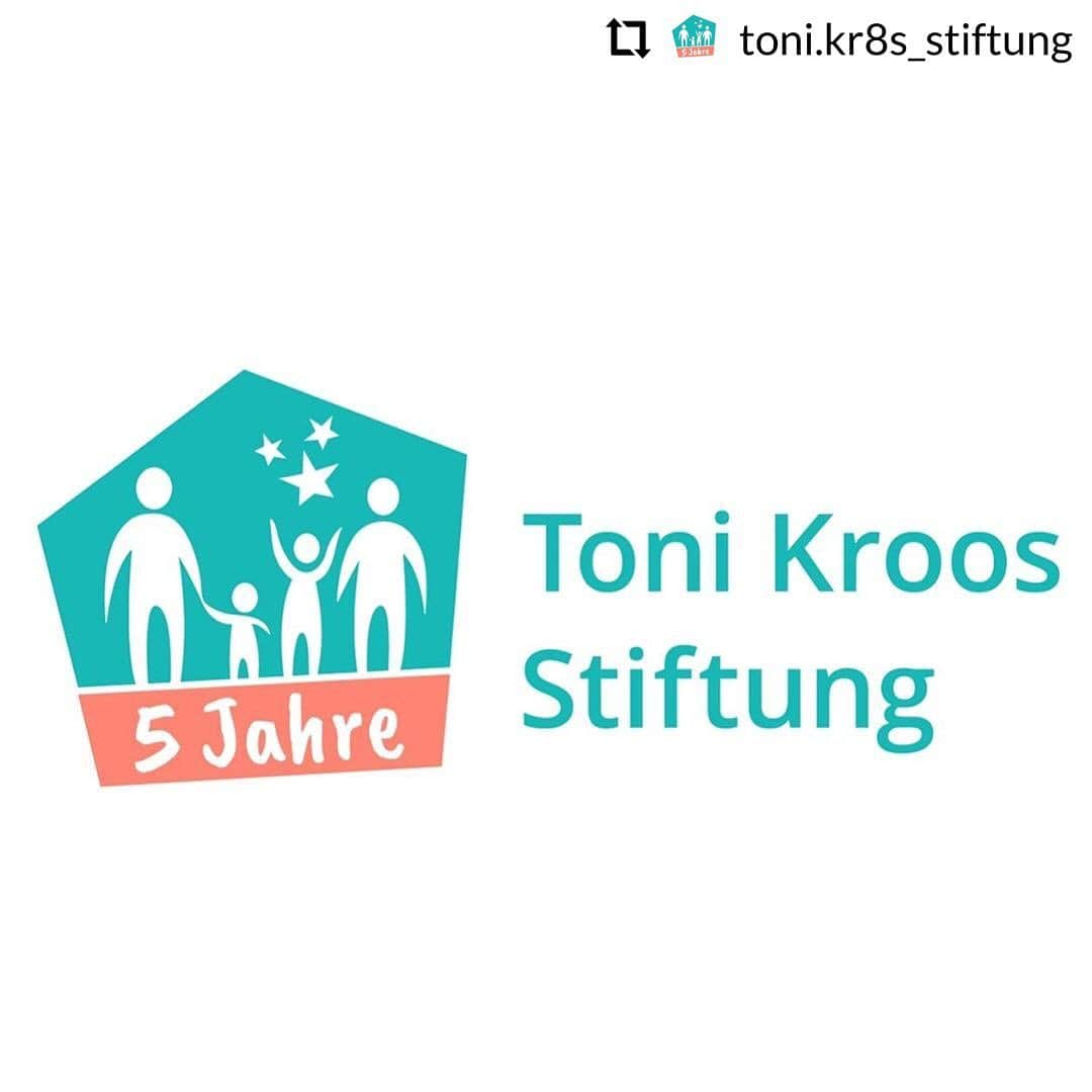 トニ・クロースさんのインスタグラム写真 - (トニ・クロースInstagram)「❤️❤️❤️  #Repost @toni.kr8s_stiftung: 🎂WIR FEIERN GEBURTSTAG! 5 JAHRE TONI KROOS STIFTUNG 🎂   Vor fünf Jahren fiel der Startschuss für das große Projekt. Damals hatte sich unser Stifter @toni.kr8s zum Ziel gesetzt, Familien mit schwerkranken Kindern zu helfen. Leider können wir den Familien die Last nicht abnehmen, aber zumindest Momente voller Lebensfreude schenken und den Alltag ein wenig erleichtern. 💫  Wir blicken auf 5 spannende, emotionale und glückliche Jahre der Stiftungsarbeit zurück. Wir machen mit euch einen kleinen Rückblick und geben euch Einblicke in die wertvolle Arbeit der #tonikroosstiftung. Meldet euch für unseren Newsletter an und ihr bekommt alle Infos kompakt in unserem Jubiläums-Magazin zusammengefasst. Link in Bio.   Design: @heart_advertising 🙏🏼  #kinderhospiz #charity #kinder #lebensfreudeschenken #tonikroos #gemeinsamstark #happybirthday」7月3日 2時20分 - toni.kr8s