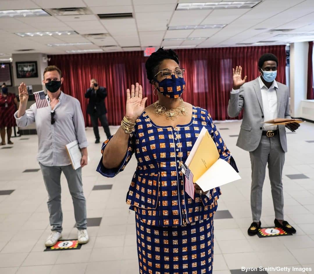 ABC Newsさんのインスタグラム写真 - (ABC NewsInstagram)「People wear face masks and observe social distancing as they are sworn in as new American citizens during a ceremony in New York City. #newyorkcity #naturalization #ovid19 #coronavirus #facemasks #immigration #citizens」7月3日 2時30分 - abcnews