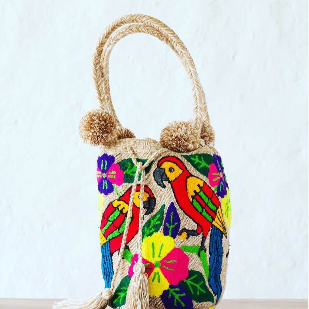ケリスのインスタグラム：「Summer is here ! I got a new batch of colorful hand woven bags beauties for you up on our site now go to bountyandfull.com to see for yourself . Which one speaks the loudest to you ! I love the parrots ❤️」