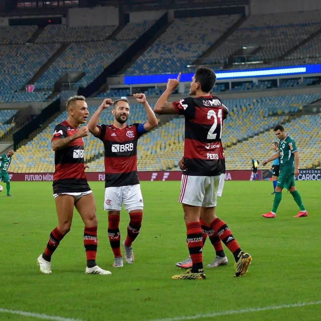マルシオ・ラファエウ・フェレイラ・デ・ソウザさんのインスタグラム写真 - (マルシオ・ラファエウ・フェレイラ・デ・ソウザInstagram)「Flamengo 2 x 0 Boa Vista  ⚽️👊🏻⚫️🔴 #TaçaRio」7月3日 2時46分 - r_13official