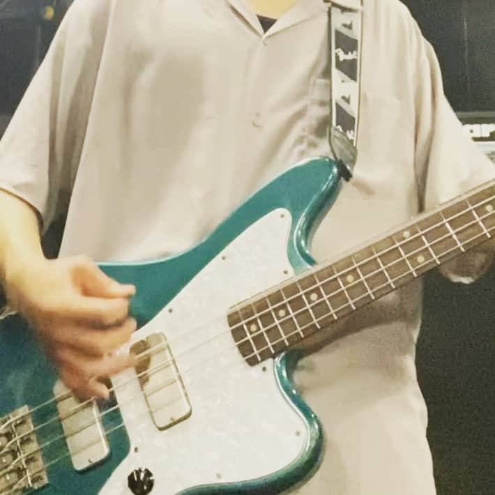 森野光晴のインスタグラム：「今日は7/26(日)の配信ライブに向けて、3ヶ月ぶりに大きい音(バンドセット)のリハでした。﻿ すごく気持ち良かった。﻿ ﻿ - - -﻿ ﻿ 配信ライブについて、実は少人数だけお客さんを入れて演ろうと思っていたのだけど(サプライズ的に今日発表する予定だった)、﻿ 今日の東京での新規感染者100人越えの情報を受け、一旦保留となりました。﻿ ﻿ 混乱させてしまい、申し訳ありません。﻿ 安全な範囲内で、最大限楽しんでもらえる方法を模索していますので、引き続きよろしくお願いします。」